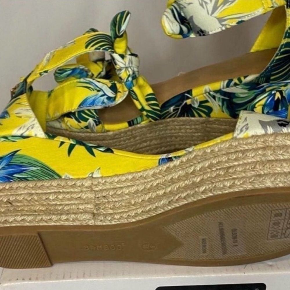 Floral Wedges Size 8 - Picture 6 of 7